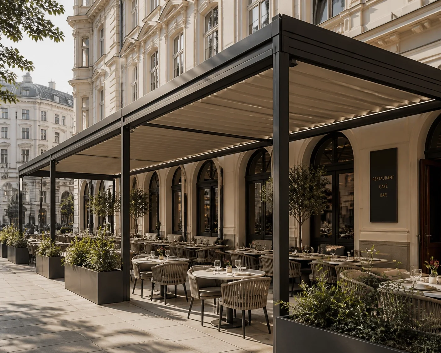 Moderne Pergola Wien als Terrassenüberdachung für einen exklusiven Wiener Schanigarten.