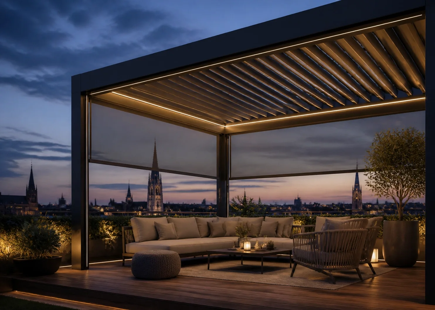Exklusive Dachterrasse in Wien mit beleuchtetem Lamellendach und ZIP-Screens zur blauen Stunde.
