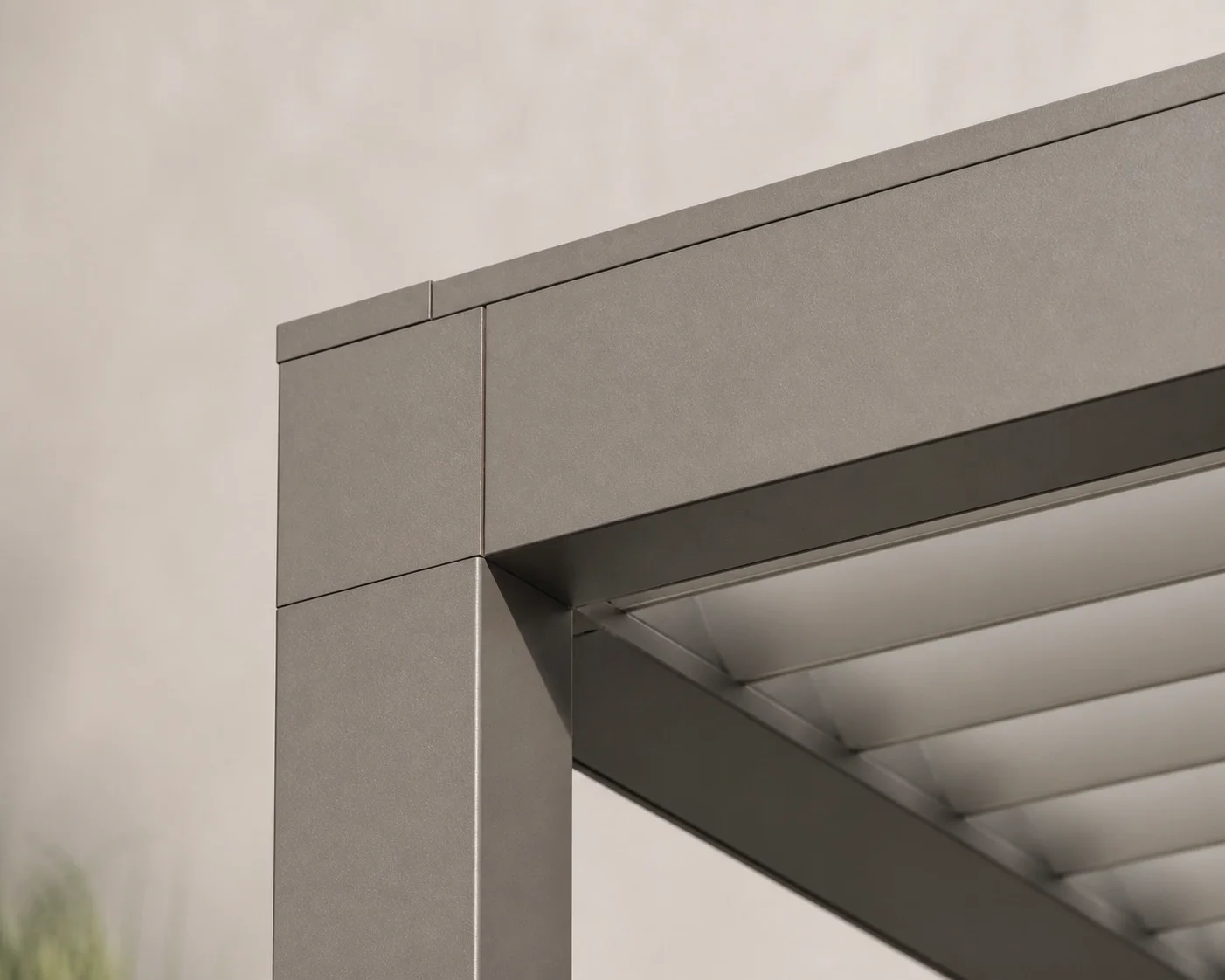 Hochwertige Terrassenüberdachung Wien: Detail der robusten Aluminium-Konstruktion eines Lamellendachs.