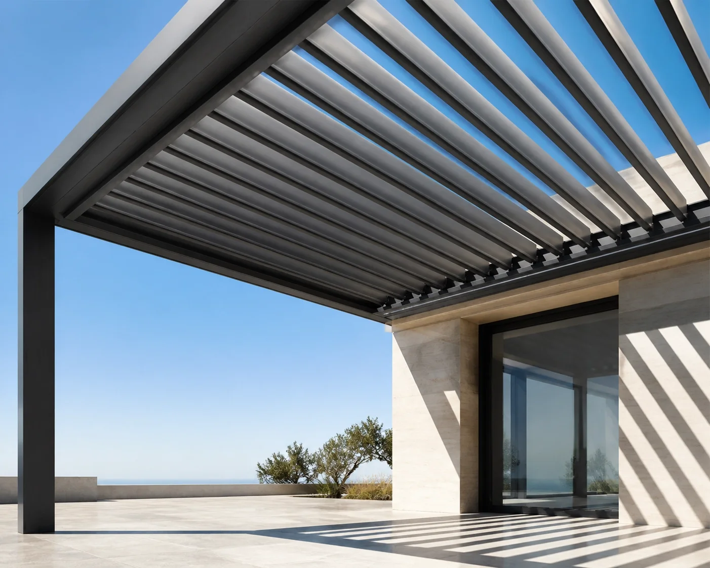 Modernes Lamellendach Wien: Anthrazit-Aluminium-Terrassenüberdachung mit Sonnenlichtspiel auf einer Terrasse.
