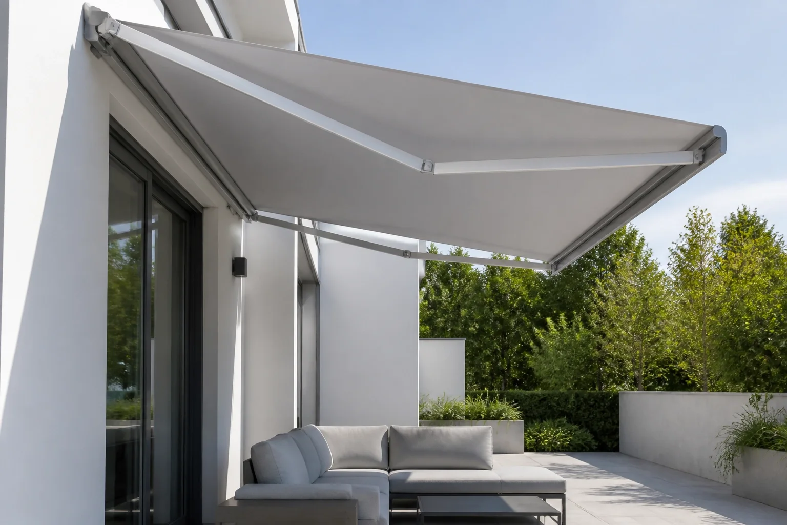 Moderne Gelenkarmmarkise in Wien auf einer Terrasse – funktionaler Sonnenschutz für den Außenbereich.