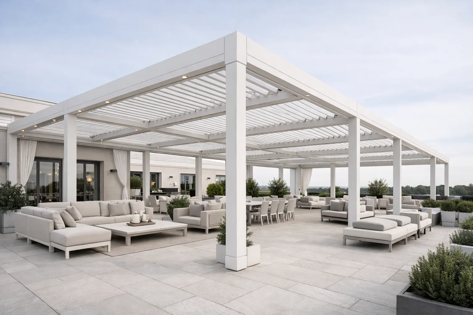 Großflächige weiße Pergola Wien für weitläufige Dachterrassen und exklusive Outdoor-Lounges.