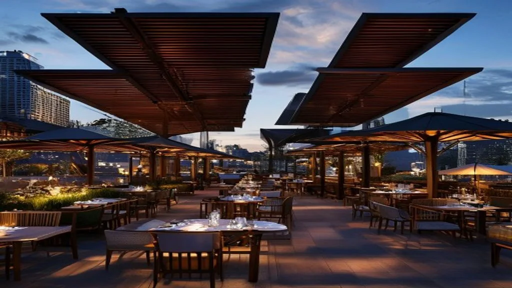 Eine weitläufige Restaurantterrasse in Wien mit mehreren gekoppelten Lamellendächern, elegante Beleuchtung am Abend, moderne Gastronomiemöbel.
