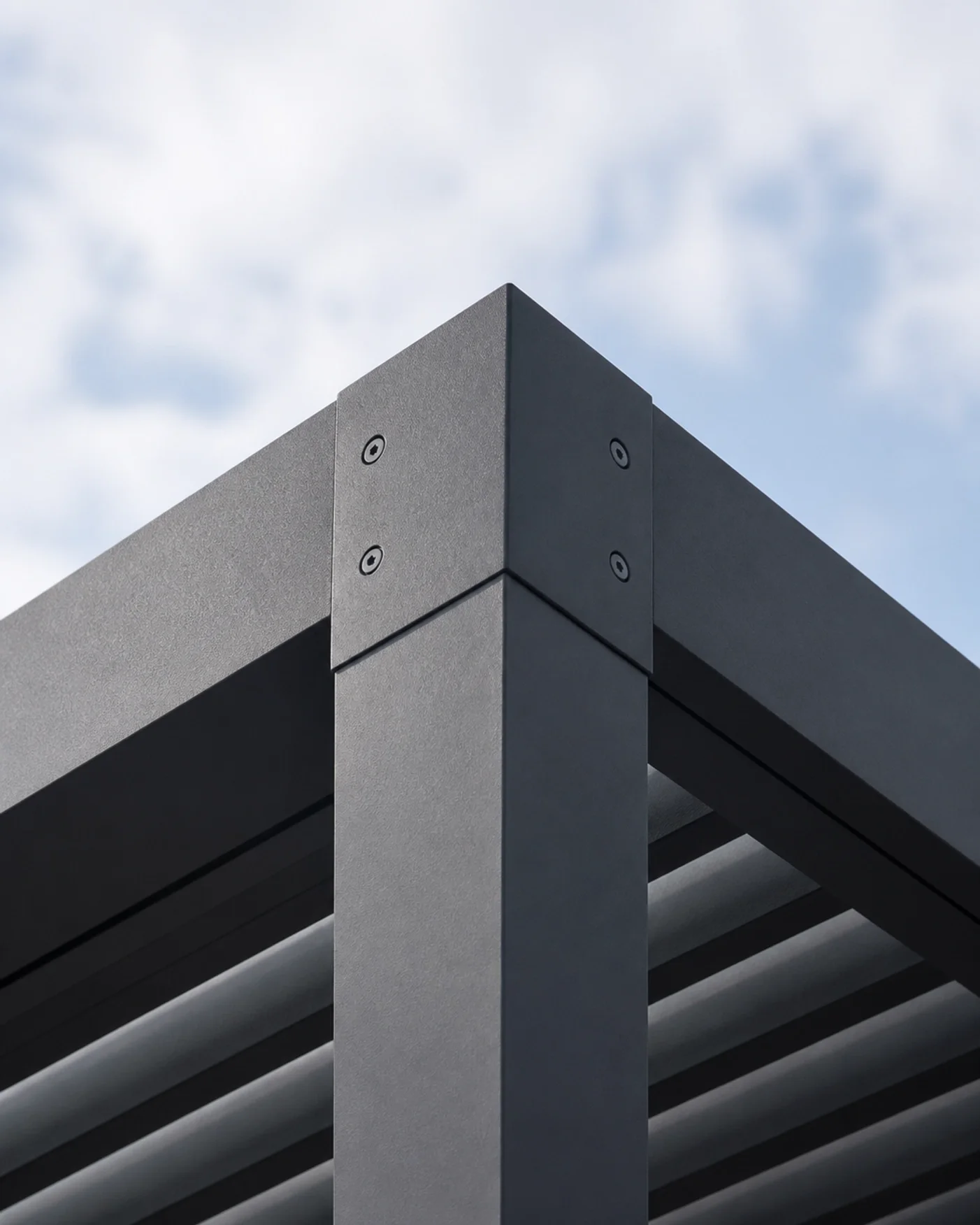 Windstabile Profile einer modernen Pergola in Wien aus robustem Aluminium.