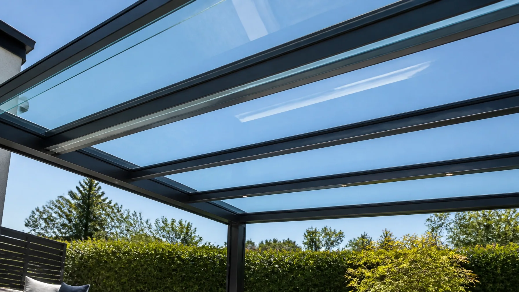 Detailaufnahme einer hochwertigen Glas-Terrassenüberdachung