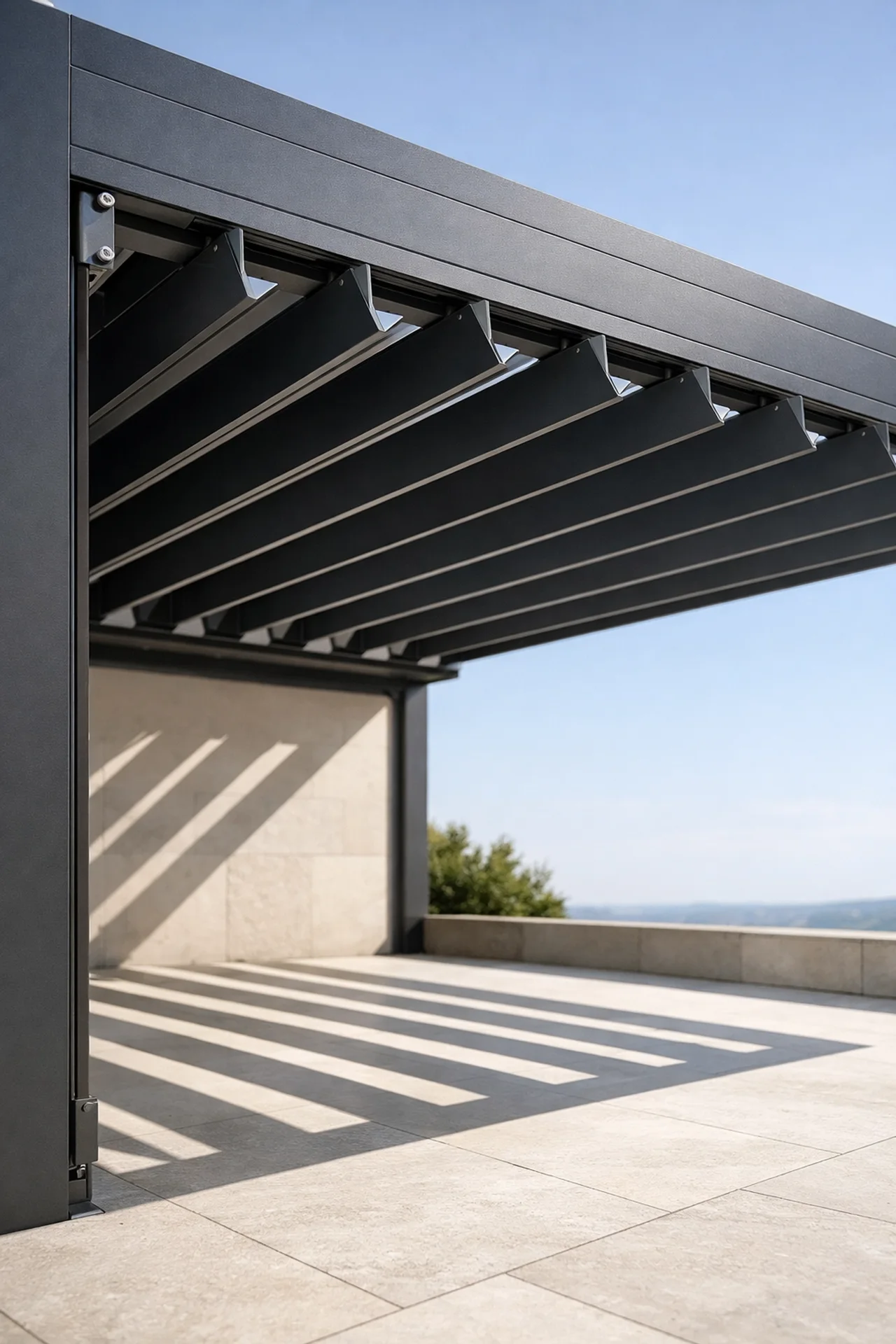 Modernes Lamellendach in Wien mit verstellbaren Aluminium-Lamellen für Sonnen- und Regenschutz.