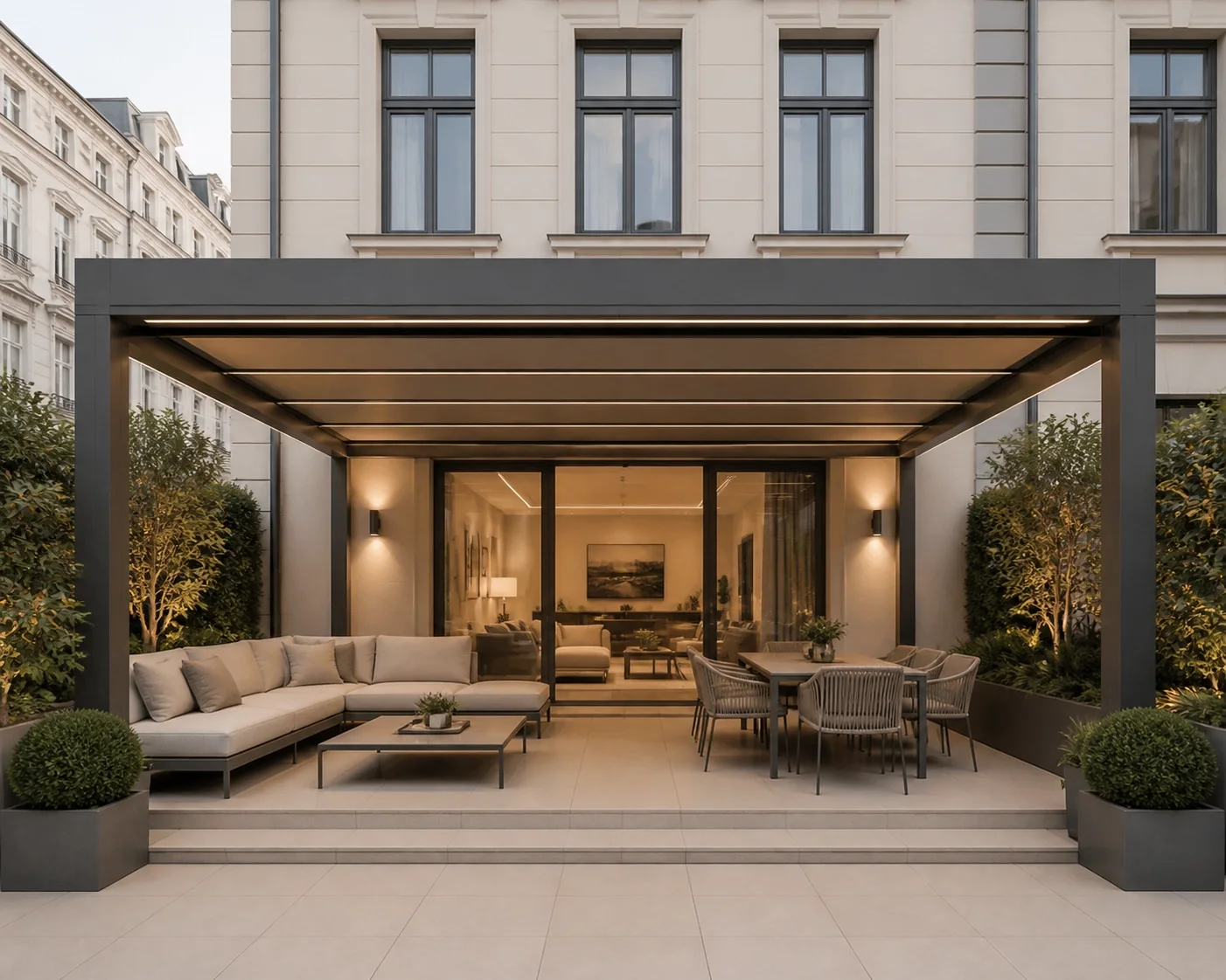 Architektonisch perfekt integrierte Terrassenüberdachung an einem Haus in Wien.