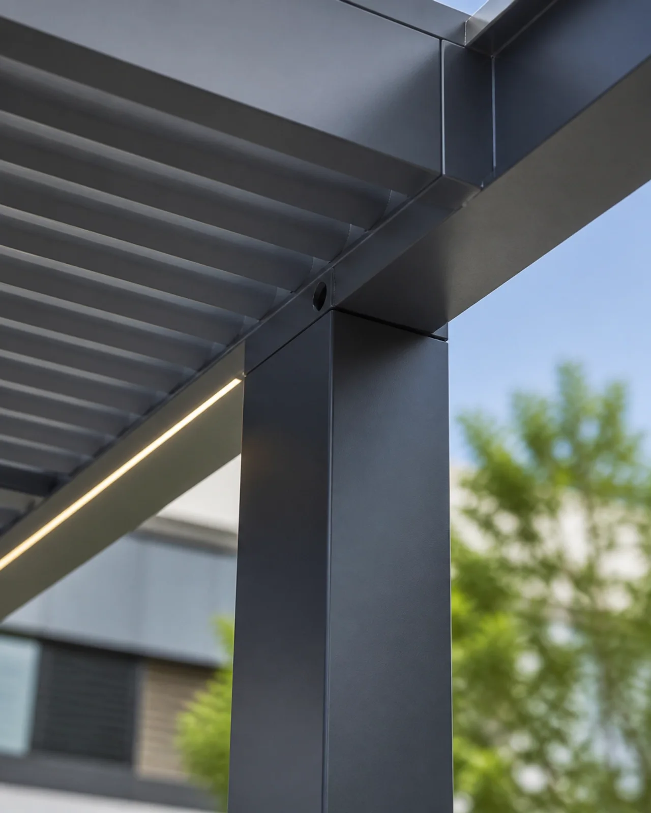 Detailaufnahme eines Entwässerungssystems und integrierter LED-Beleuchtung