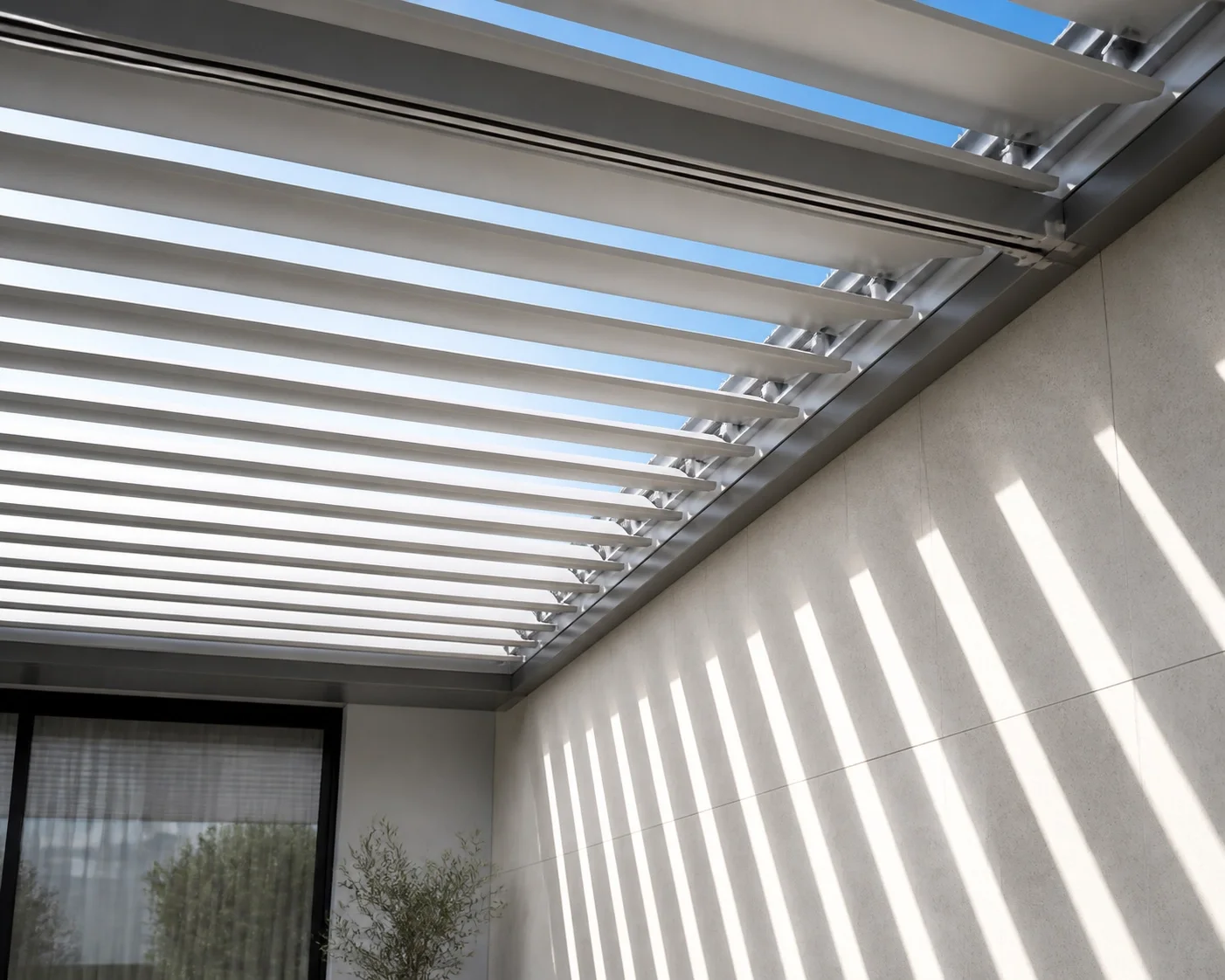 Modernes Lamellendach in Wien mit verstellbaren Aluminium-Lamellen für optimale Lichtregulierung auf der Terrasse.
