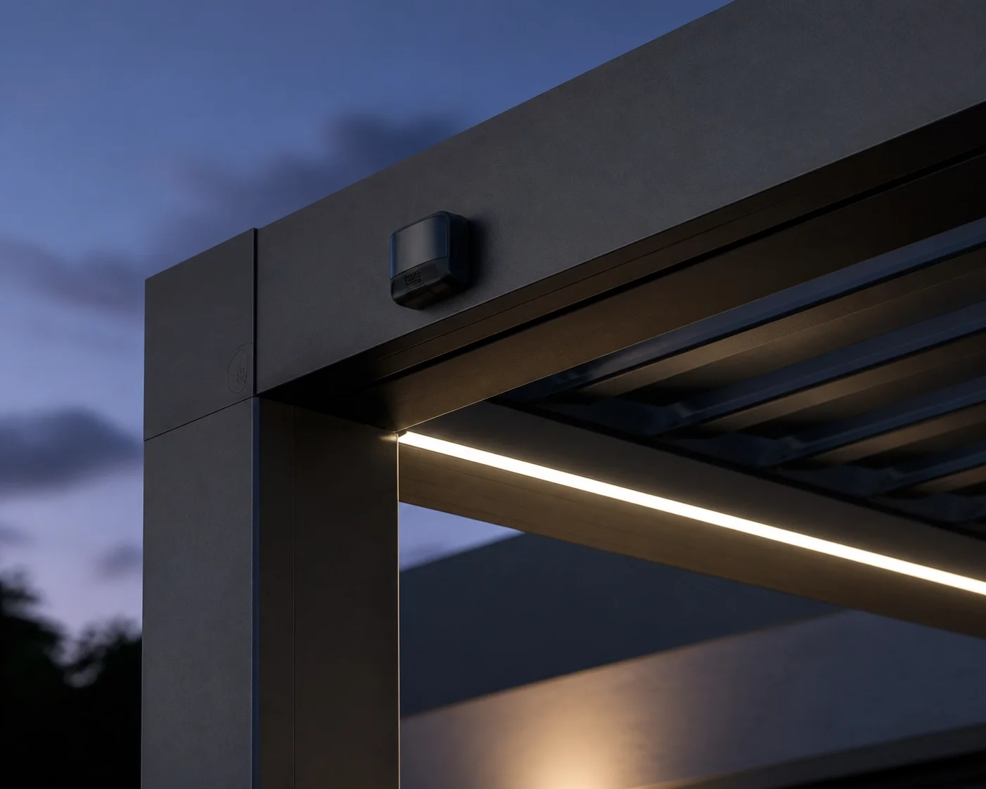 Smartes Lamellendach in Anthrazit mit integrierter LED-Technik in Wien.
