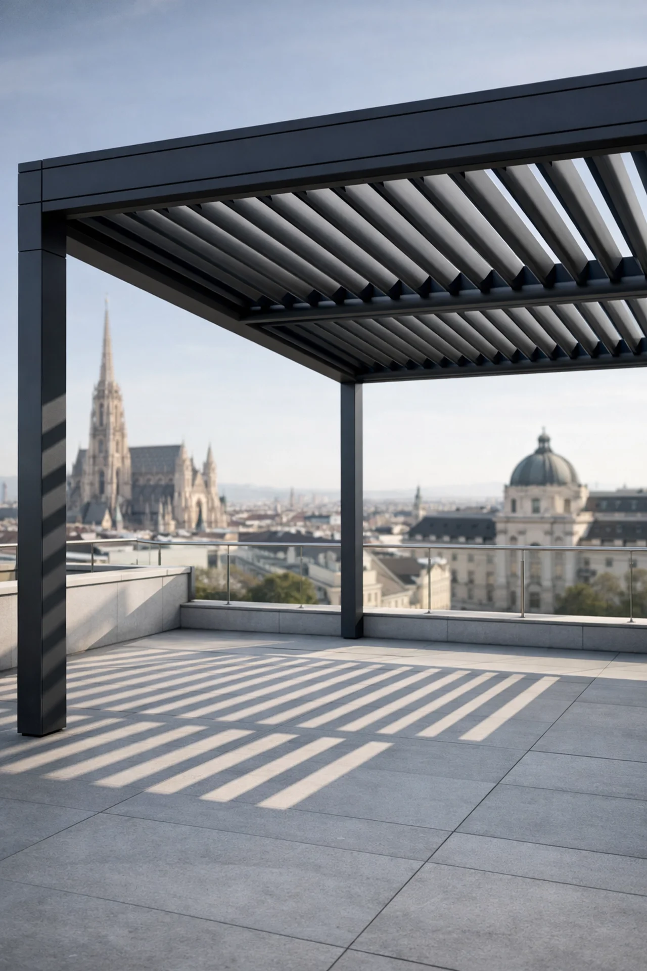 Modernes anthrazites Lamellendach in Wien mit verstellbaren Lamellen für perfekten Sonnenschutz.