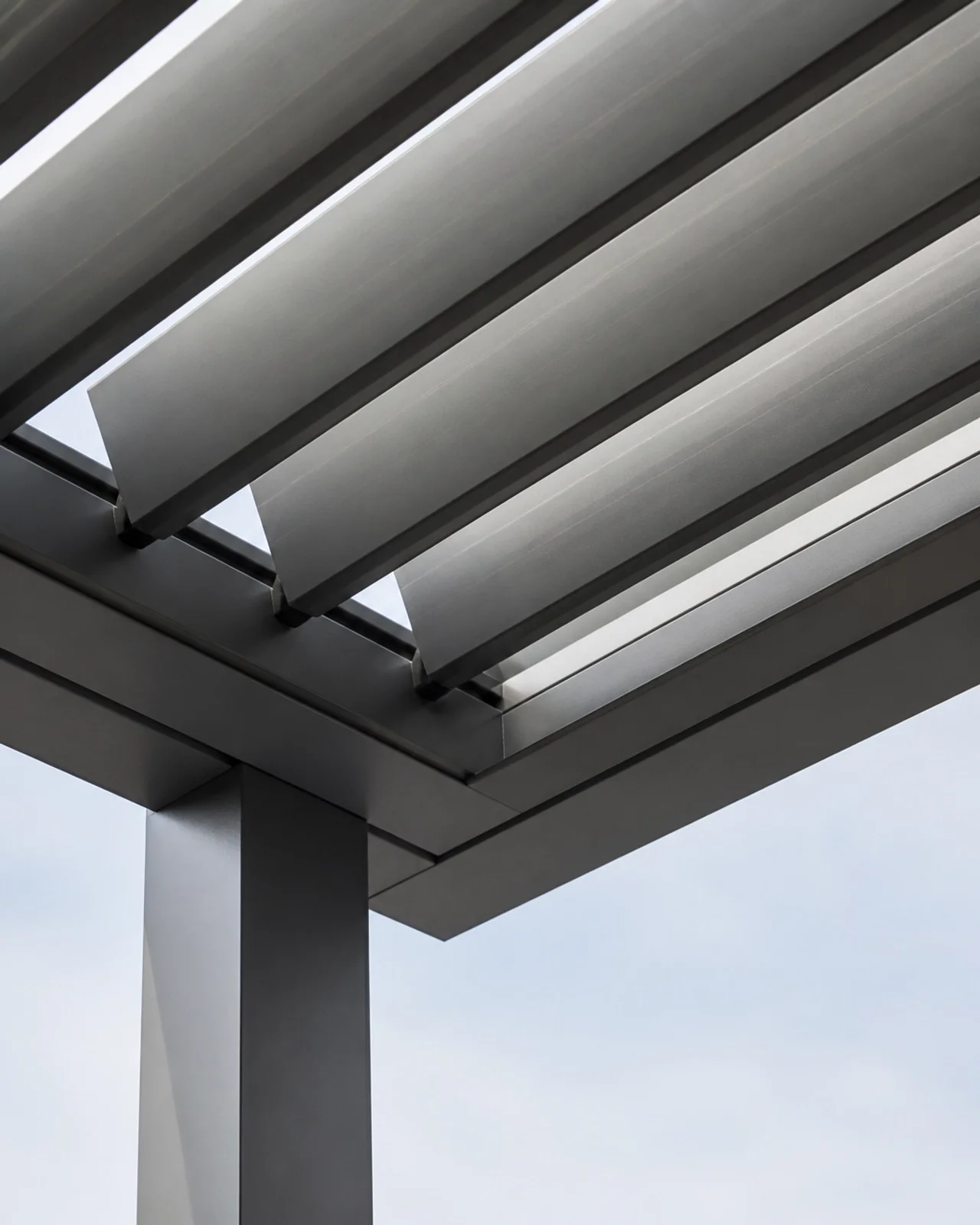 Detailaufnahme eines Lamellendachs aus Aluminium