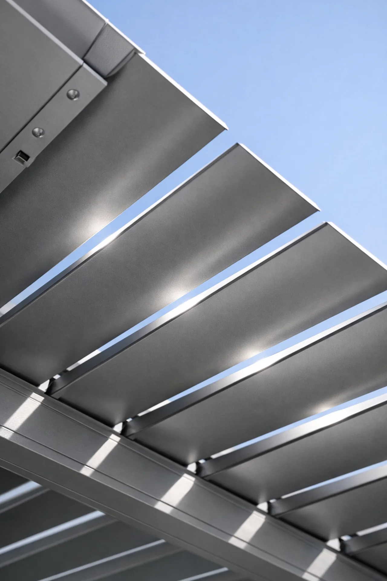 Verstellbare Lamellen eines modernen Lamellendachs aus mattem Aluminium für optimalen Sonnenschutz in Wien.
