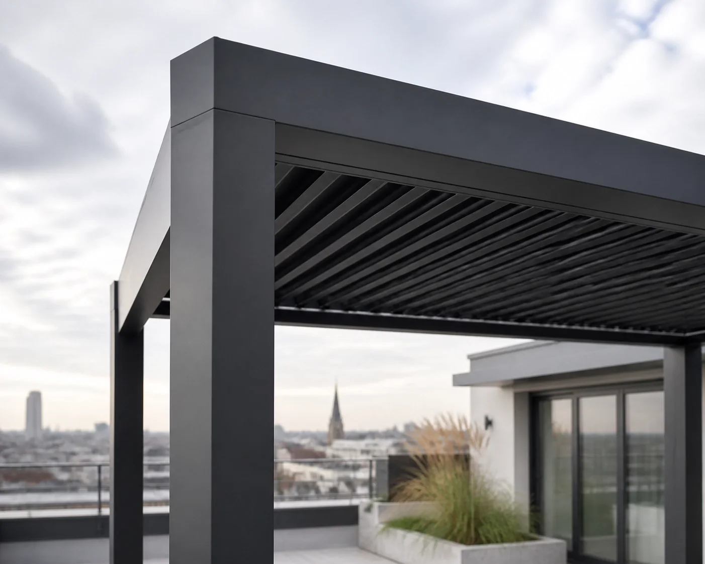 Stabile Terrassenüberdachung Wien: Anthrazitfarbene Pergola aus Aluminium auf einer modernen Dachterrasse.