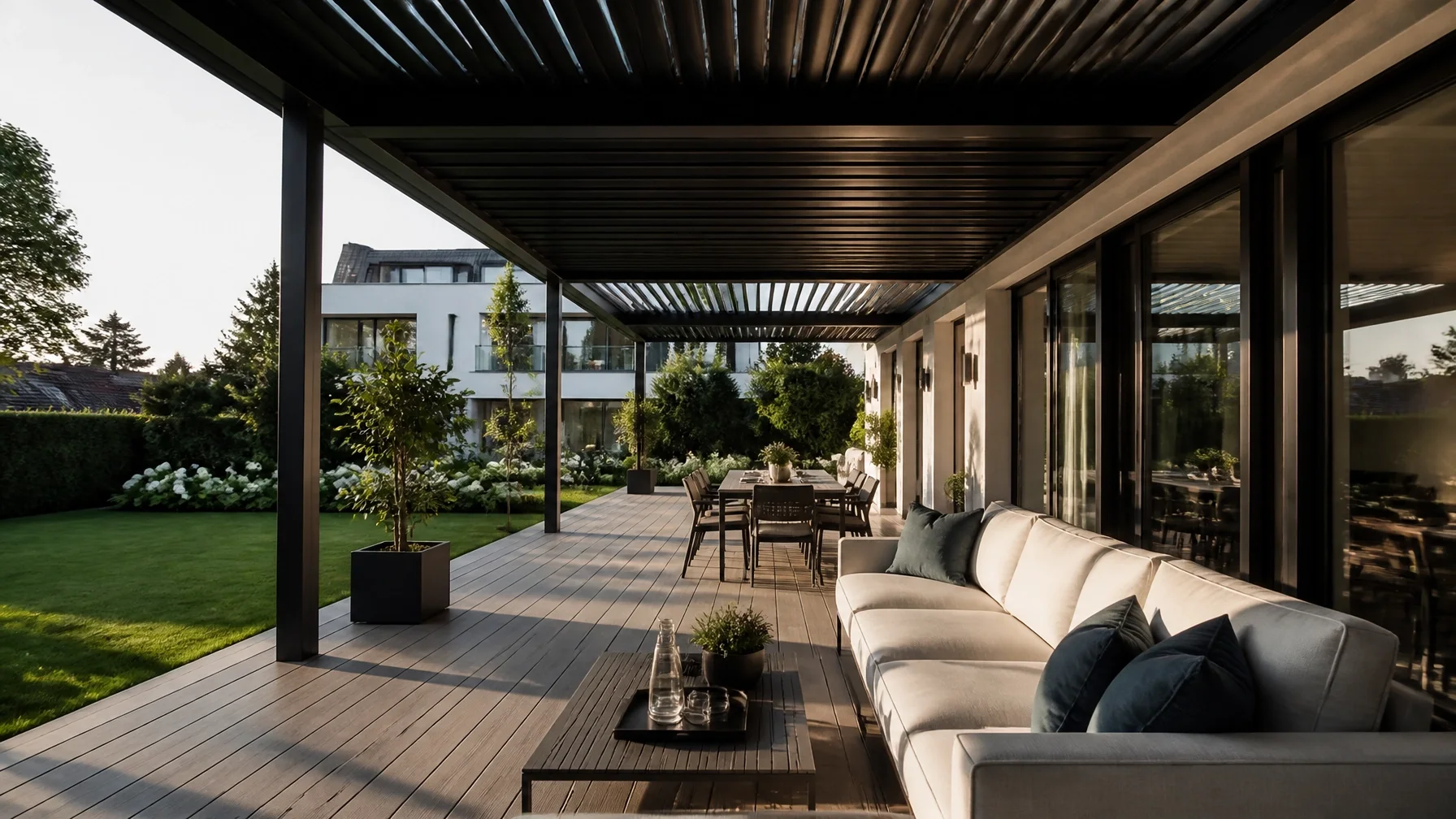 Wie Sie die beste Terrassenüberdachung in Wien wählen: Lamellendach, Pergola und Glasdach im direkten Vergleich