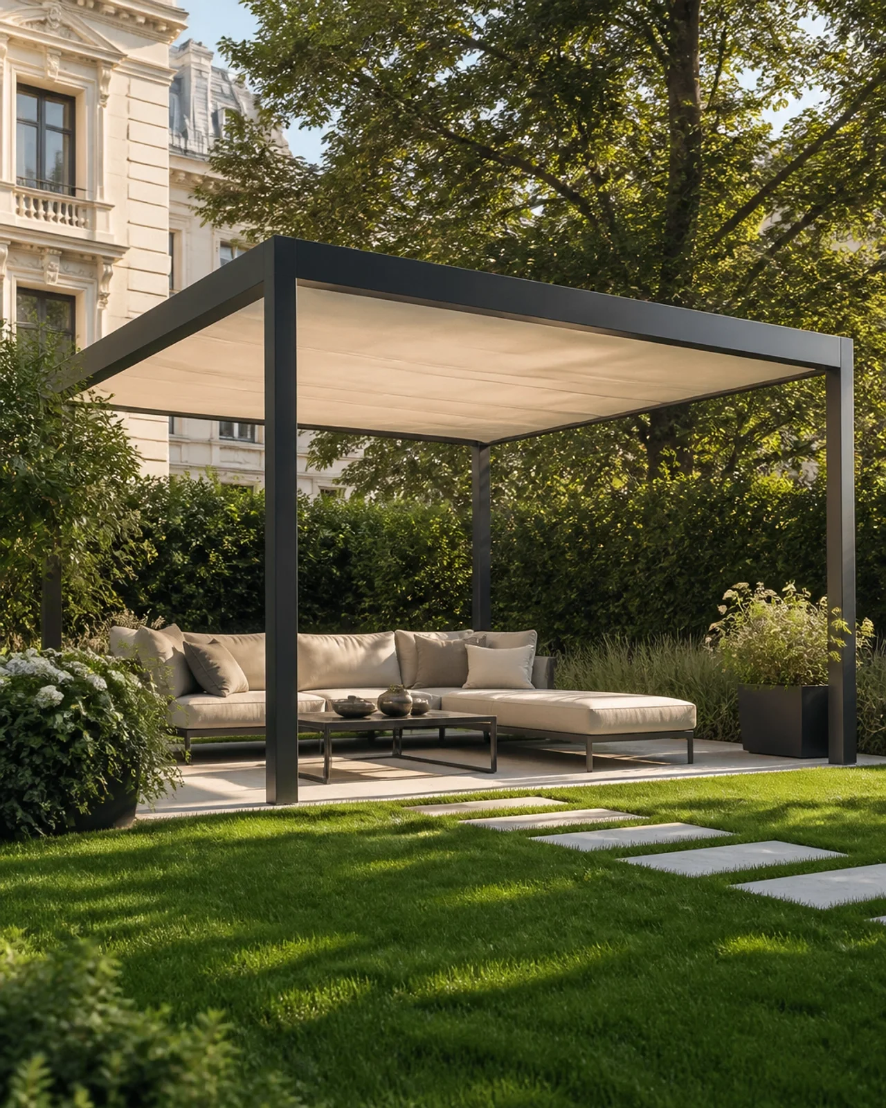 Eine freistehende Pergola in einem modern gestalteten Wiener Garten