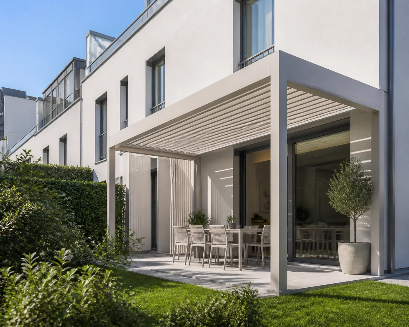 Professionell geplantes Lamellendach Wien, harmonisch integriert in die Hausarchitektur.