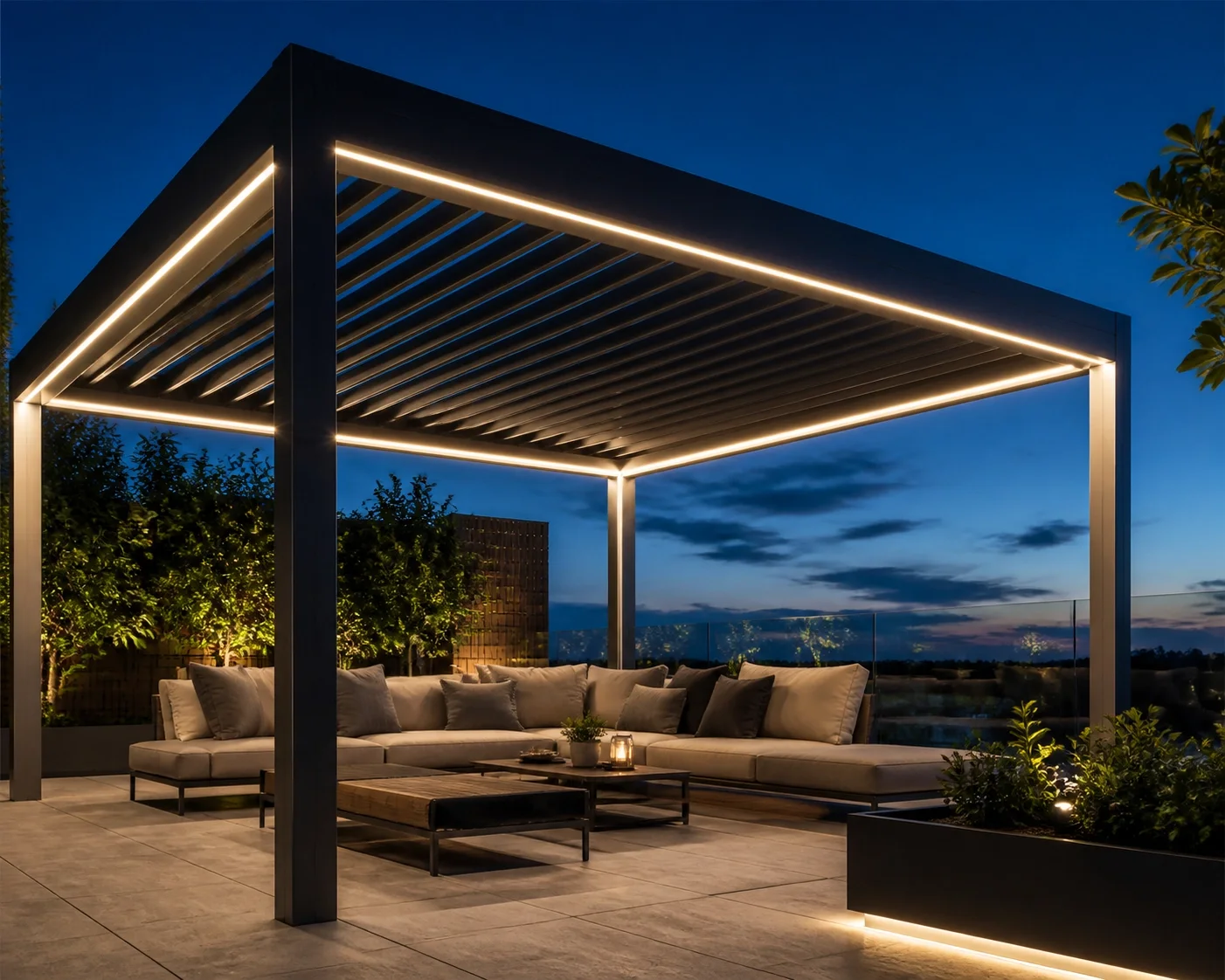 Beleuchtete Pergola Wien bei Dämmerung mit integrierten LED-Streifen und modernen Lounge-Möbeln.