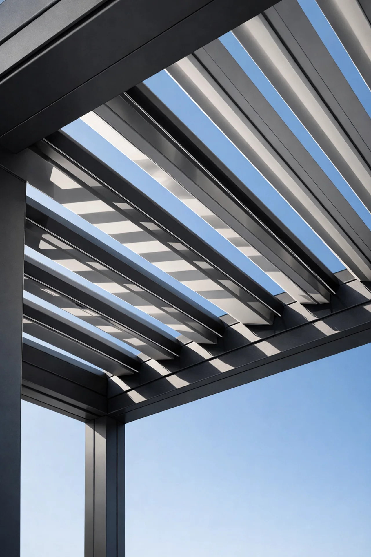 Hochwertige Pergola nach Maß mit verstellbaren Aluminium-Lamellen für ein Lamellendach mit Lichtspiel.