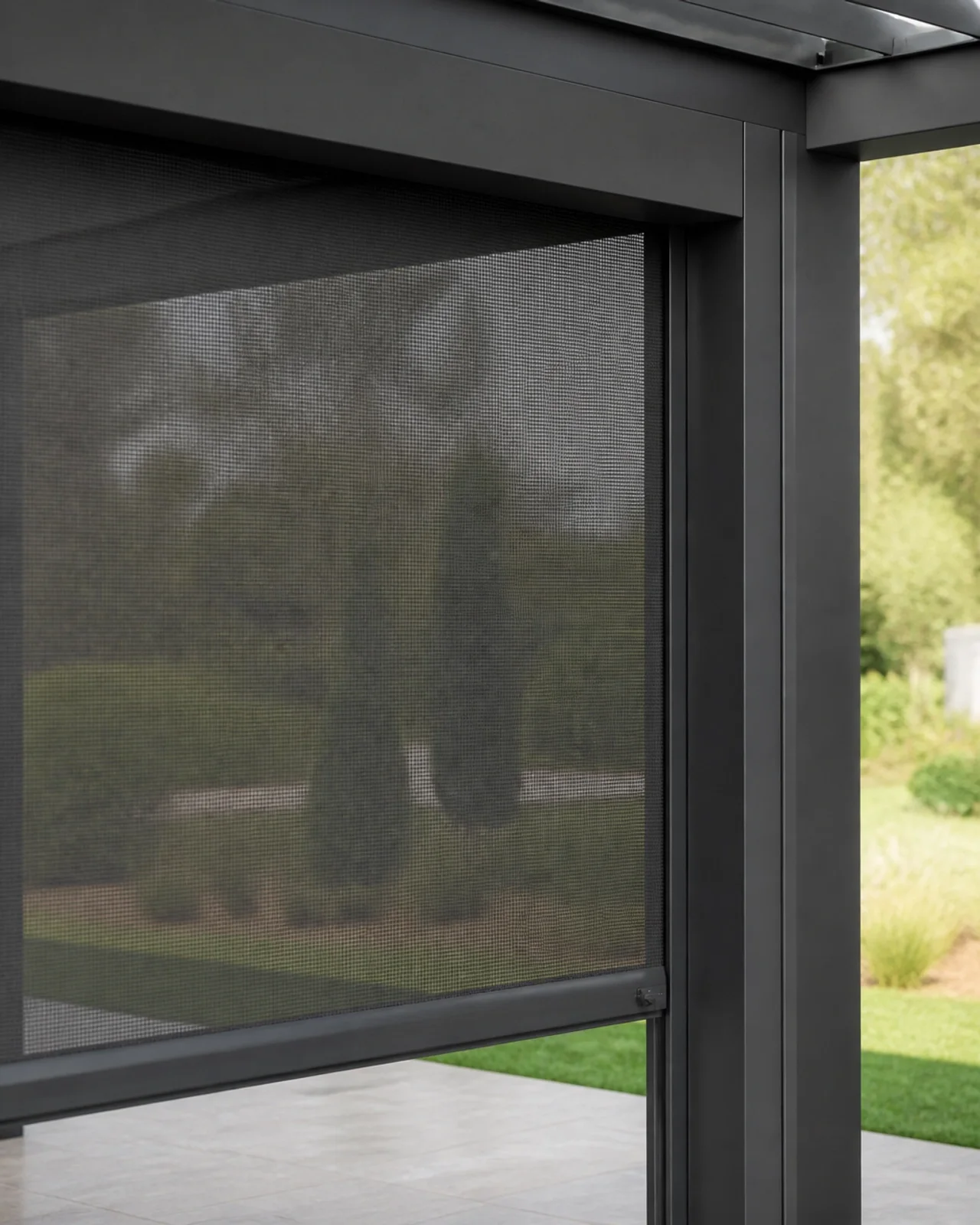 Detailaufnahme eines modernen ZIP-Screens für optimalen Windschutz