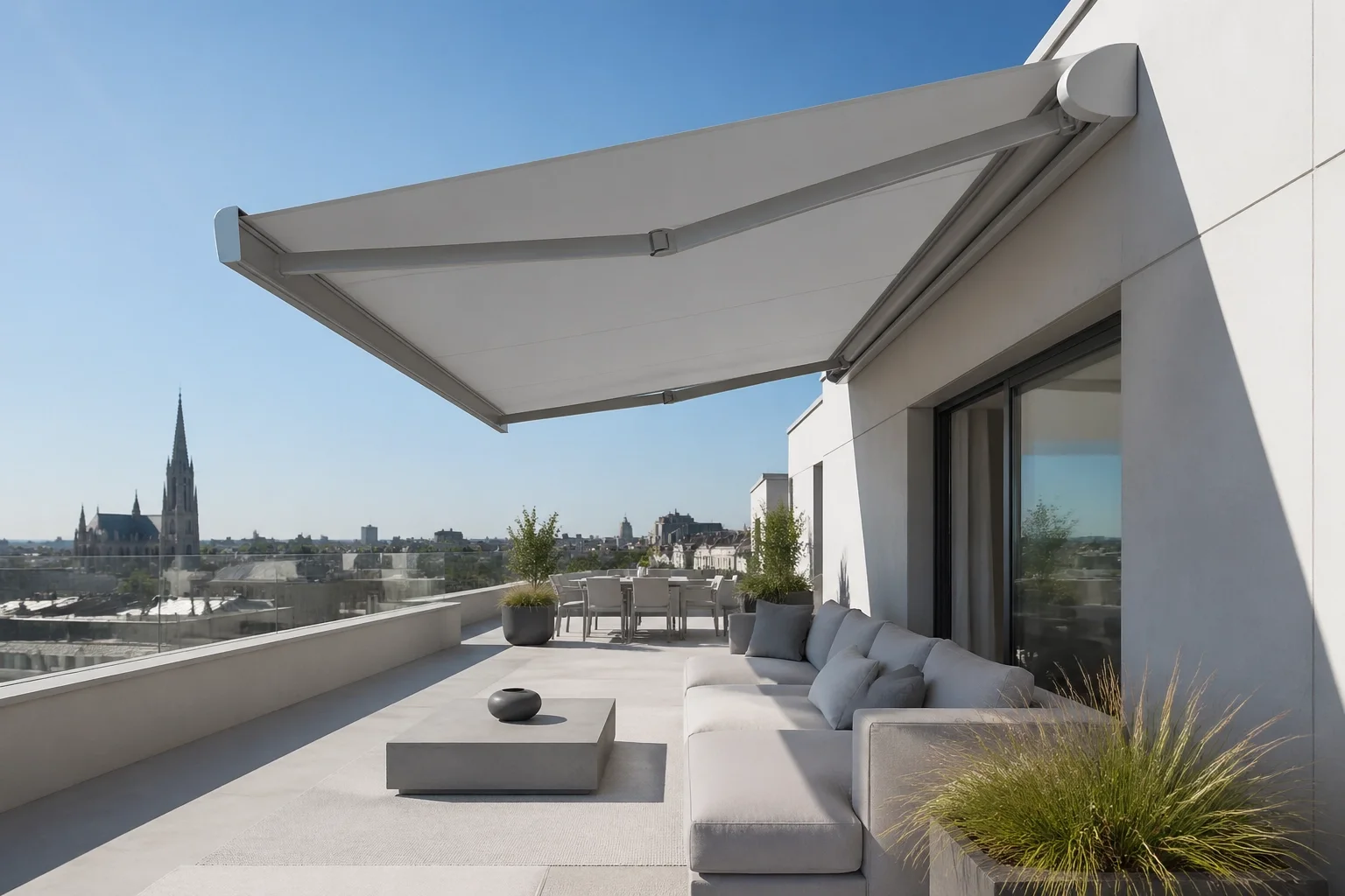 Moderne Kassettenmarkise in Wien auf einer minimalistischen Dachterrasse als Sonnenschutz.