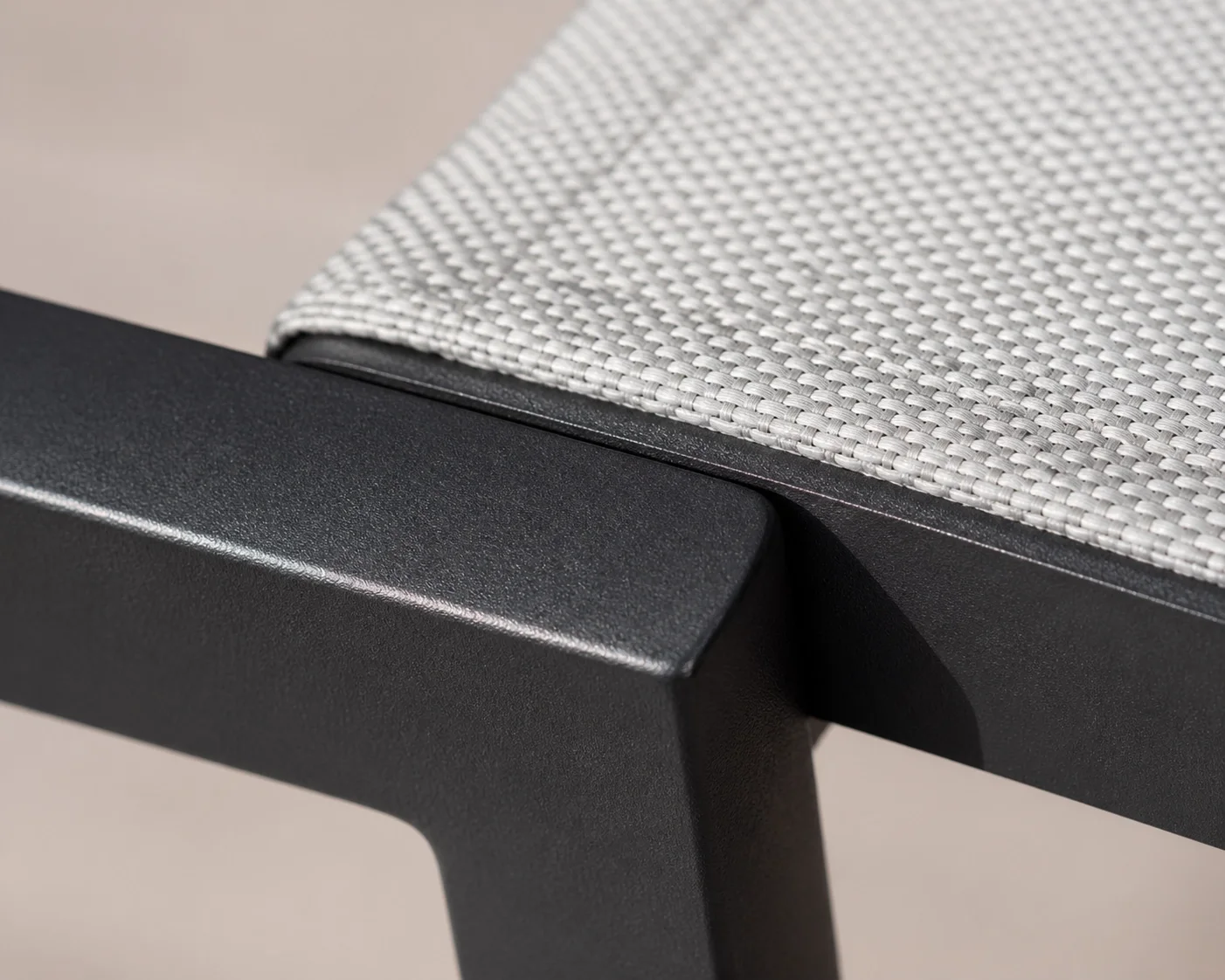 Hochwertige Materialien einer Terrassenüberdachung: Pulverbeschichtetes Aluminium und wetterfestes Textil.