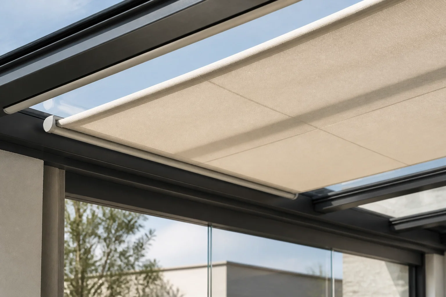Hochwertige Glasdach-Beschattung mit integrierter Markise für optimalen Sonnenschutz in Wien.