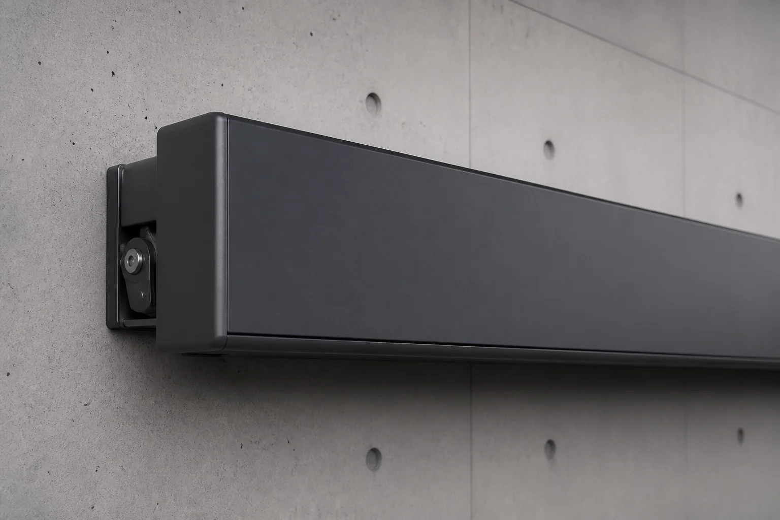 Moderne Vollkassetten-Markise in Anthrazit bündig montiert an einer minimalistischen Fassade.