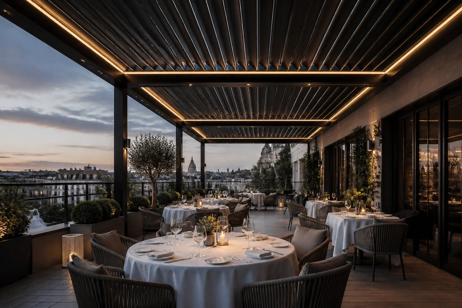 Großflächige Pergola Wien für die Gastronomie mit moderner LED-Beleuchtung bei Dämmerung.