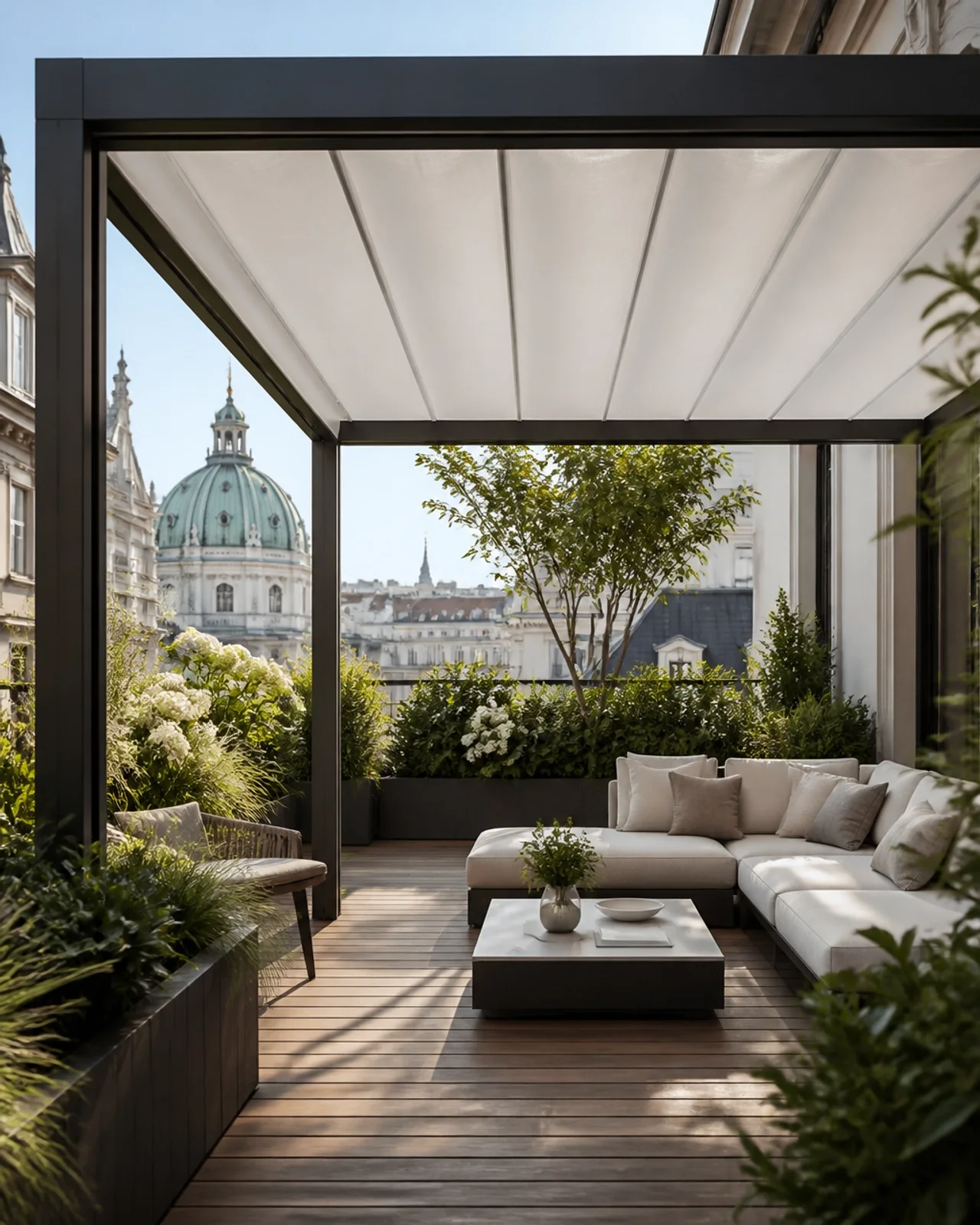 Moderne Pergola mit einem hochwertigen weißen Faltdach auf einer Holzterrasse