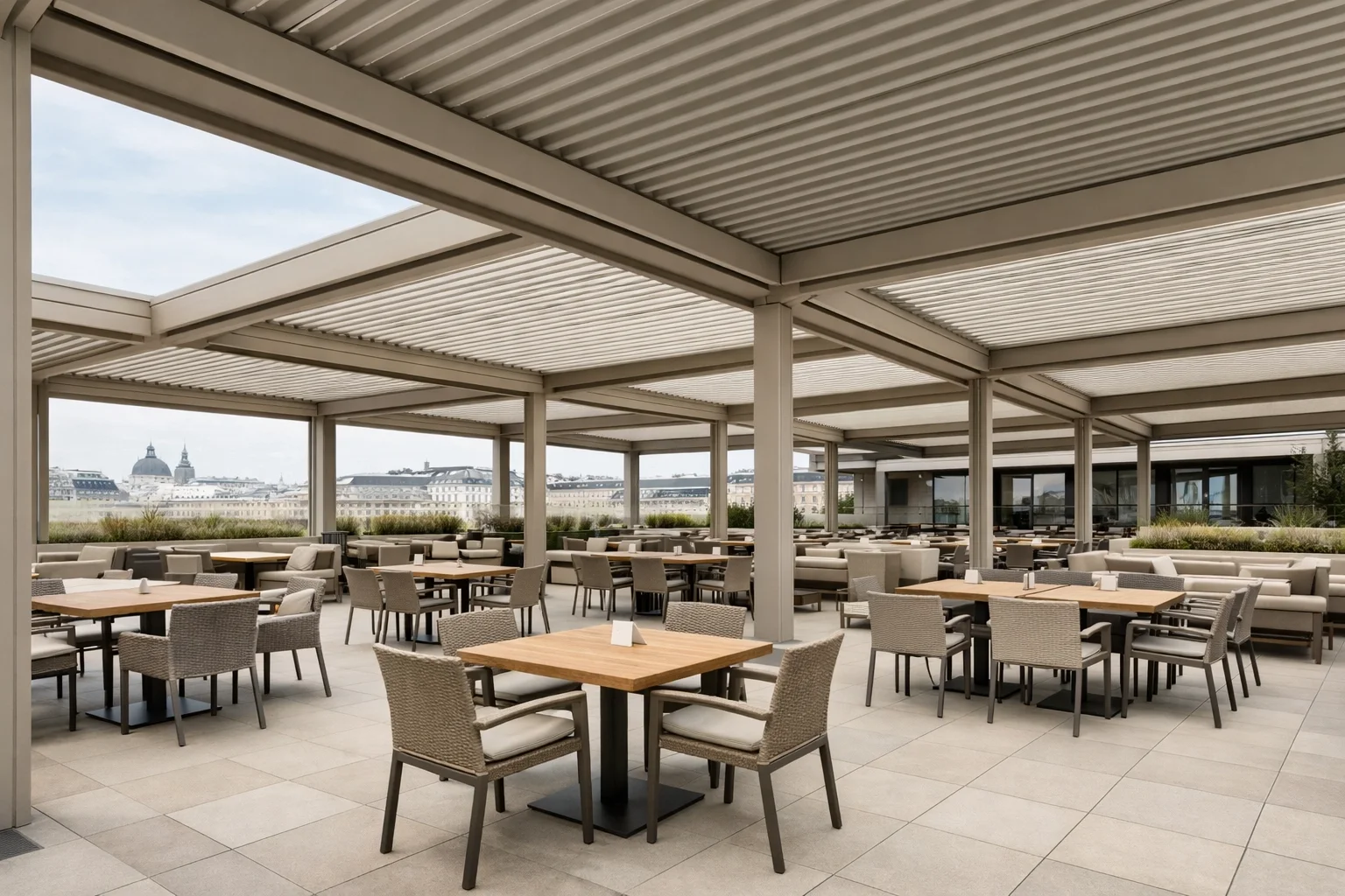 Modulares Lamellendach für einen Gastronomiebetrieb in Wien für ganzjährigen Wetterschutz.