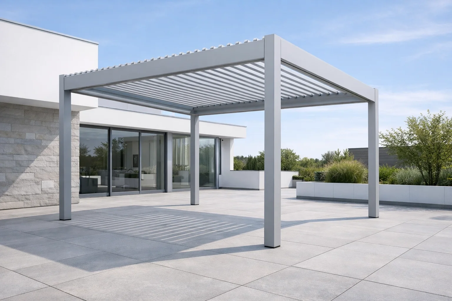 Bioklimatisches Lamellendach auf einer modernen Wiener Dachterrasse als hochwertige Outdoor-Lösung.