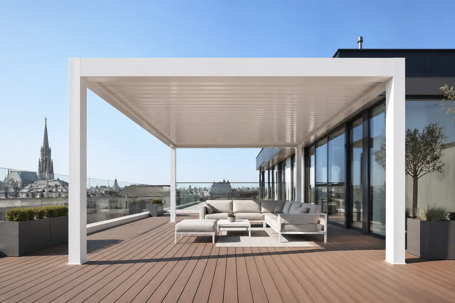Weiße Terrassenüberdachung in Wien nach der Montage auf einer modernen Dachterrasse.