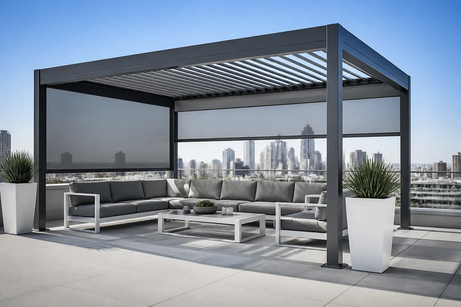 Windfeste Terrassenüberdachung aus Aluminium auf einer modernen Dachterrasse in Wien.