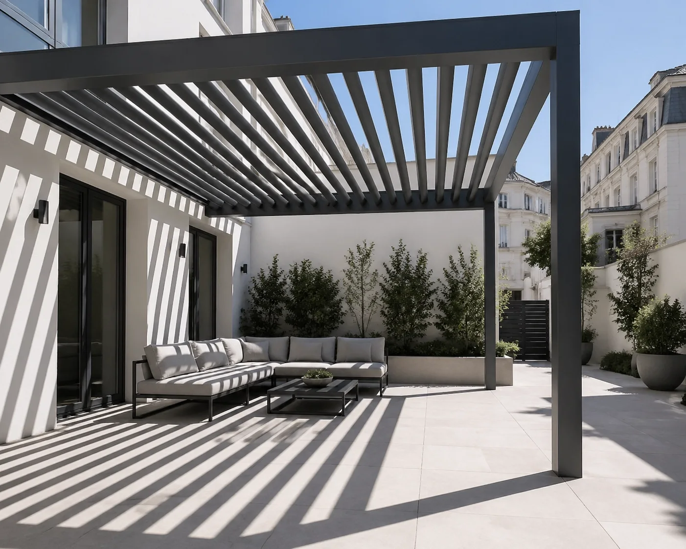 Modernes bioklimatisches Lamellendach in Anthrazit auf einer Terrasse in Wien.