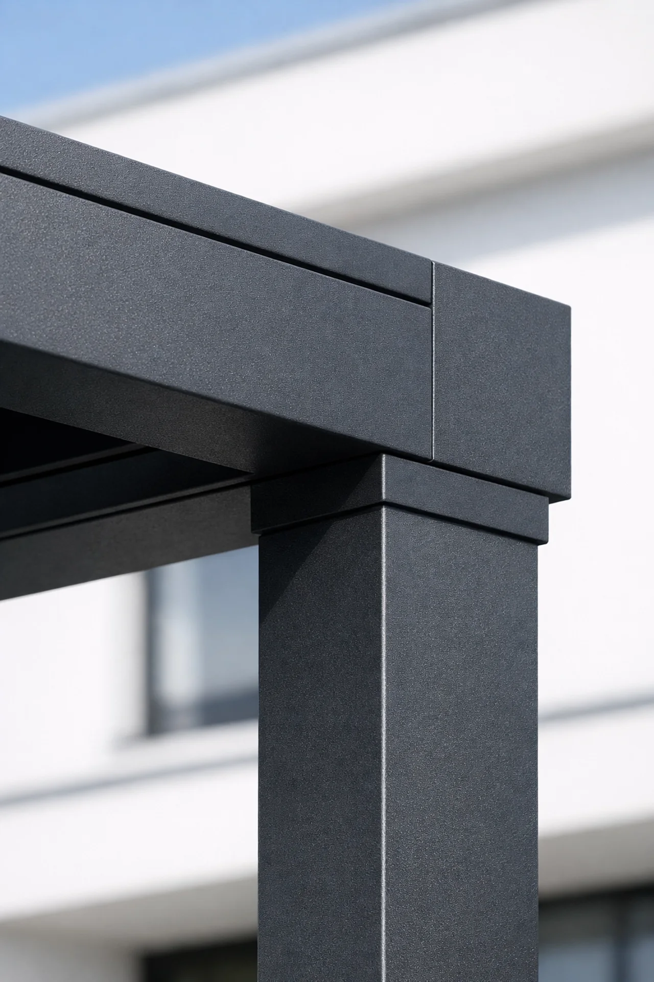 Detailaufnahme einer stabilen Terrassenüberdachung aus Aluminium in Anthrazit.