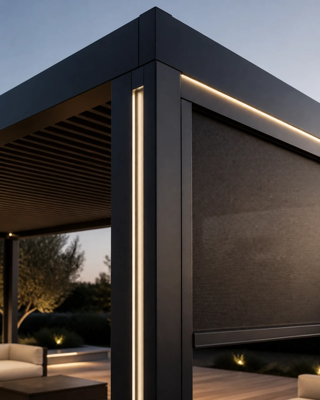 LED-Beleuchtung und ZIP-Screen an einer Pergola