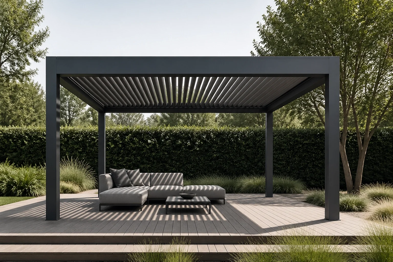 Moderne anthrazitfarbene Pergola auf einer Holzterrasse in Wien als luxuriöse Terrassenüberdachung.
