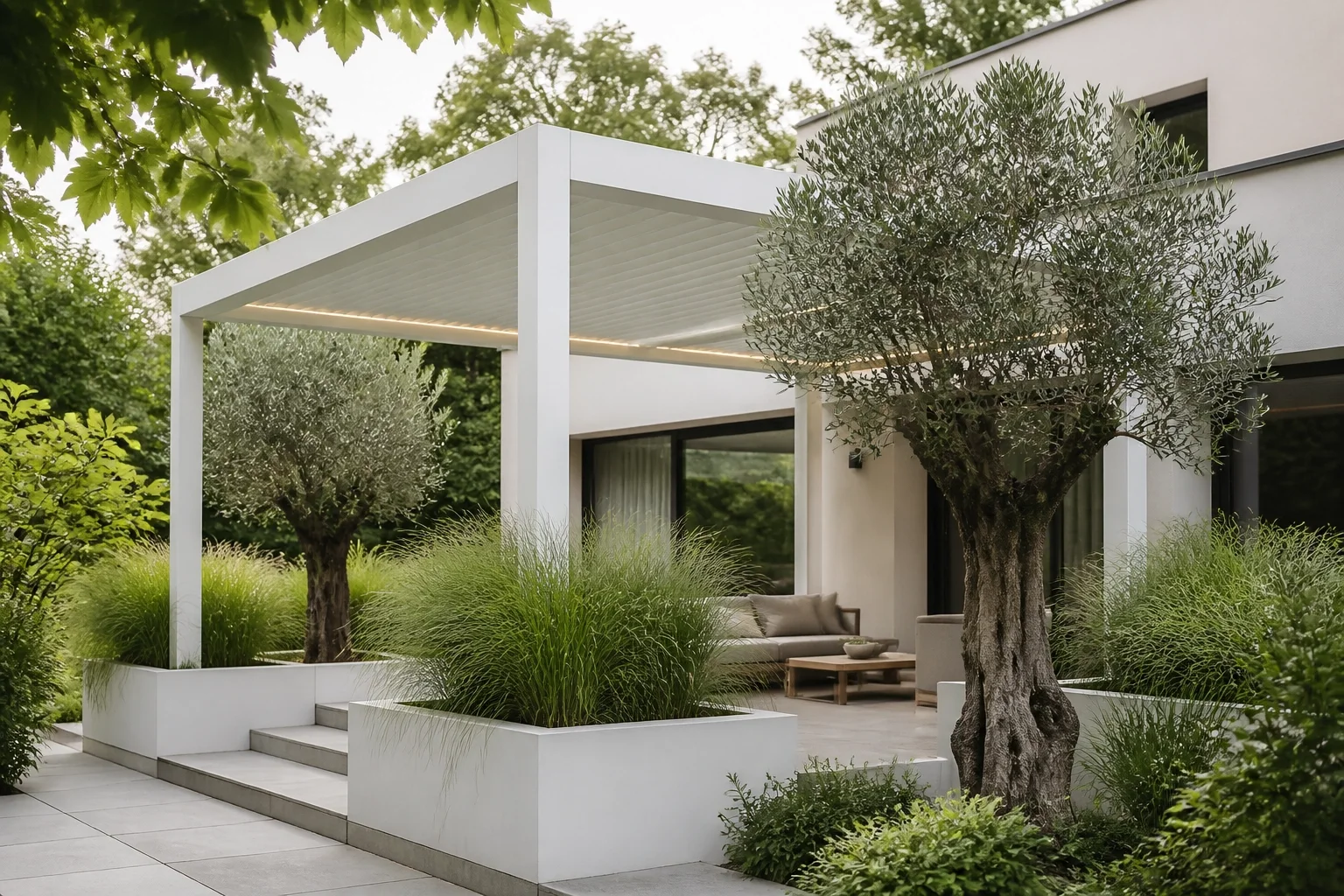 Moderne weiße Terrassenüberdachung in Wien umgeben von Pflanzen als urbane Outdoor-Oase.