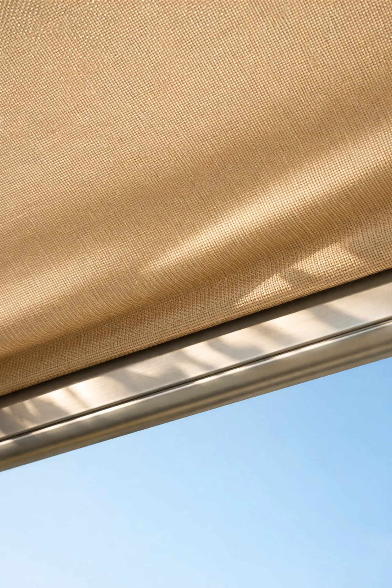 Hochwertiges Markisentuch mit effektivem UV-Schutz und eleganter Gewebestruktur in Beige.