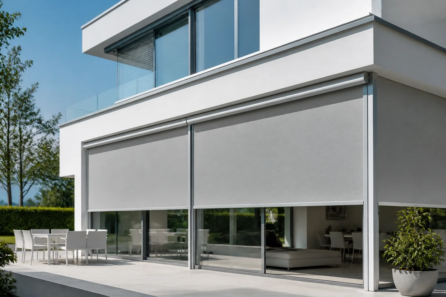 Moderne Hausfassade in Wien mit eleganten Zip Screens als funktionaler und ästhetischer Sonnenschutz.