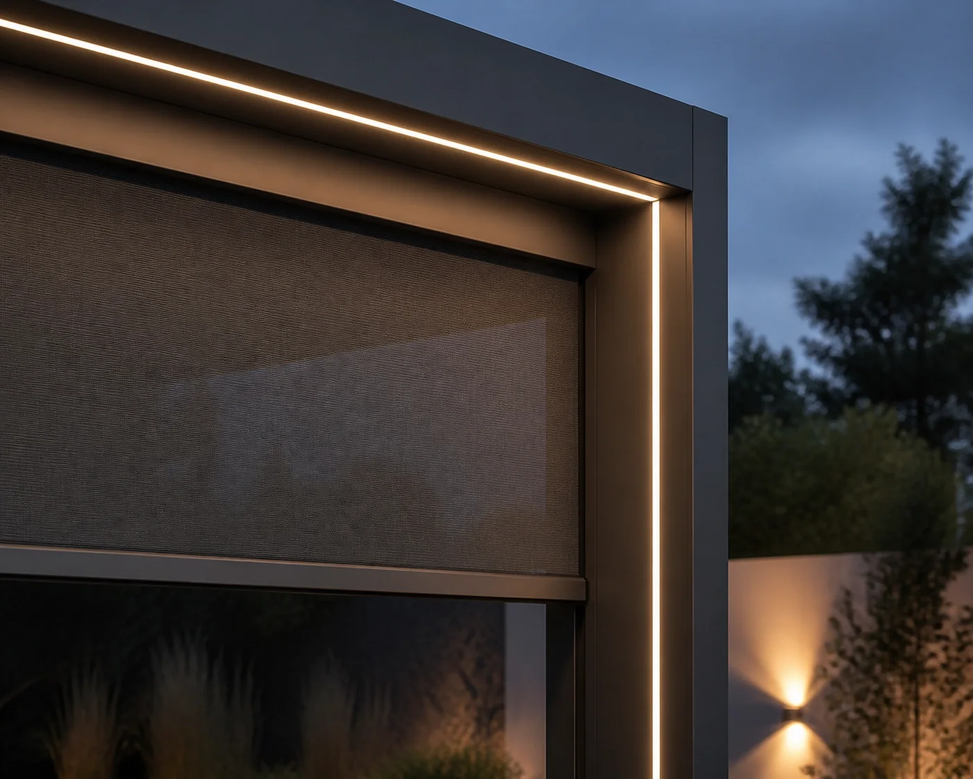 Moderne Pergola in Wien mit integrierter LED-Beleuchtung und dunklem Zip-Screen als Sichtschutz.