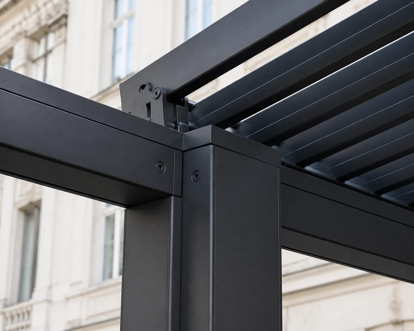 Stabiles Lamellendach-Gelenk aus Aluminium für optimale Statik einer Terrassenüberdachung in Wien.