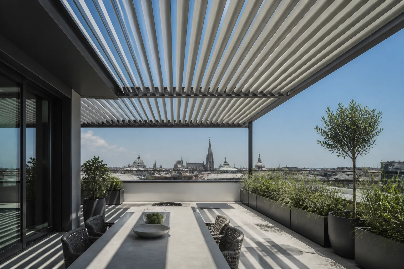 Modernes bioklimatisches Lamellendach in Wien für optimalen Sonnenschutz auf der Dachterrasse.