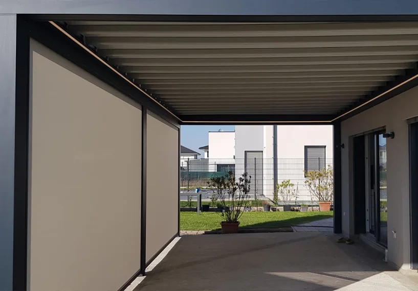 Terrassenüberdachung mit Senkrechtmarkise