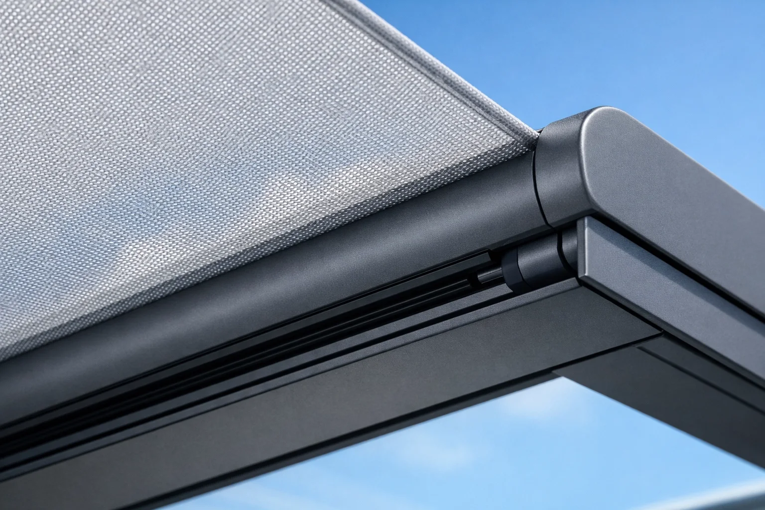 Detail einer elektrischen Aufglasmarkise mit UV-beständigem Markisenstoff über dem Glasdach.