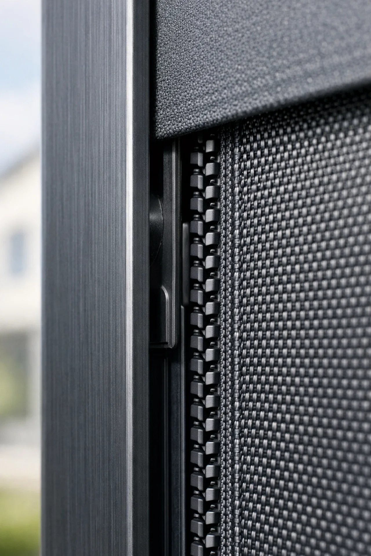 Zip Screen Wien Führungsschiene für Windstabilität und Hitzeschutz.