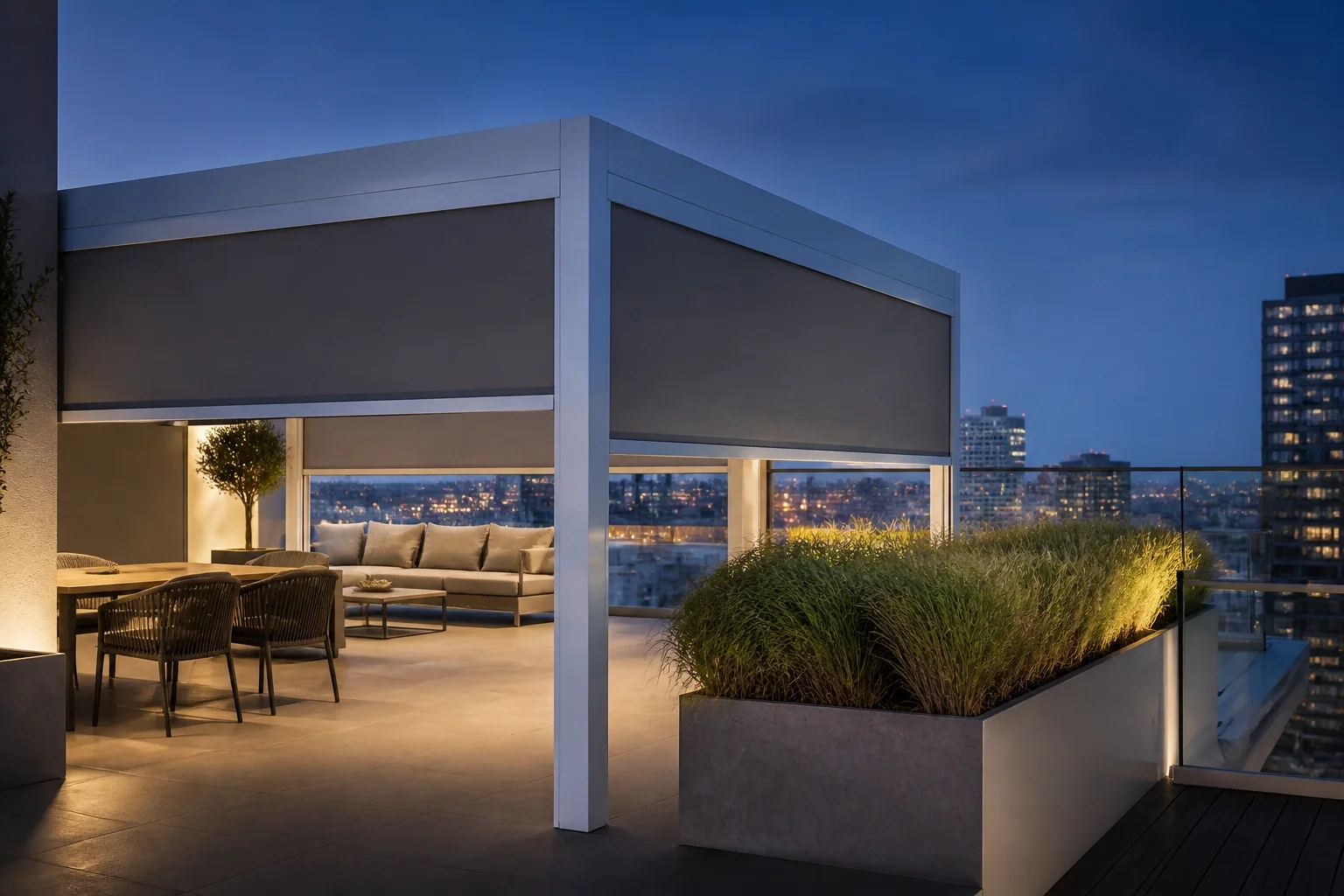 Weiße Pergola in Wien mit ZIP-Screens und LED-Beleuchtung auf einer Dachterrasse.
