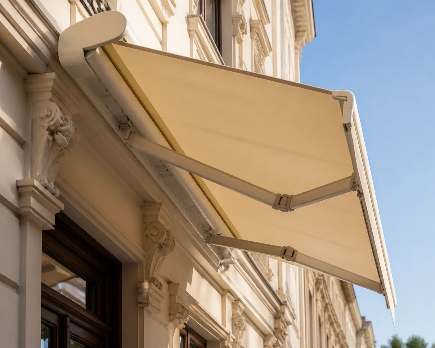 Klassische Gelenkarmmarkise an einem Wiener Altbau als stilvoller Sonnenschutz in Wien.