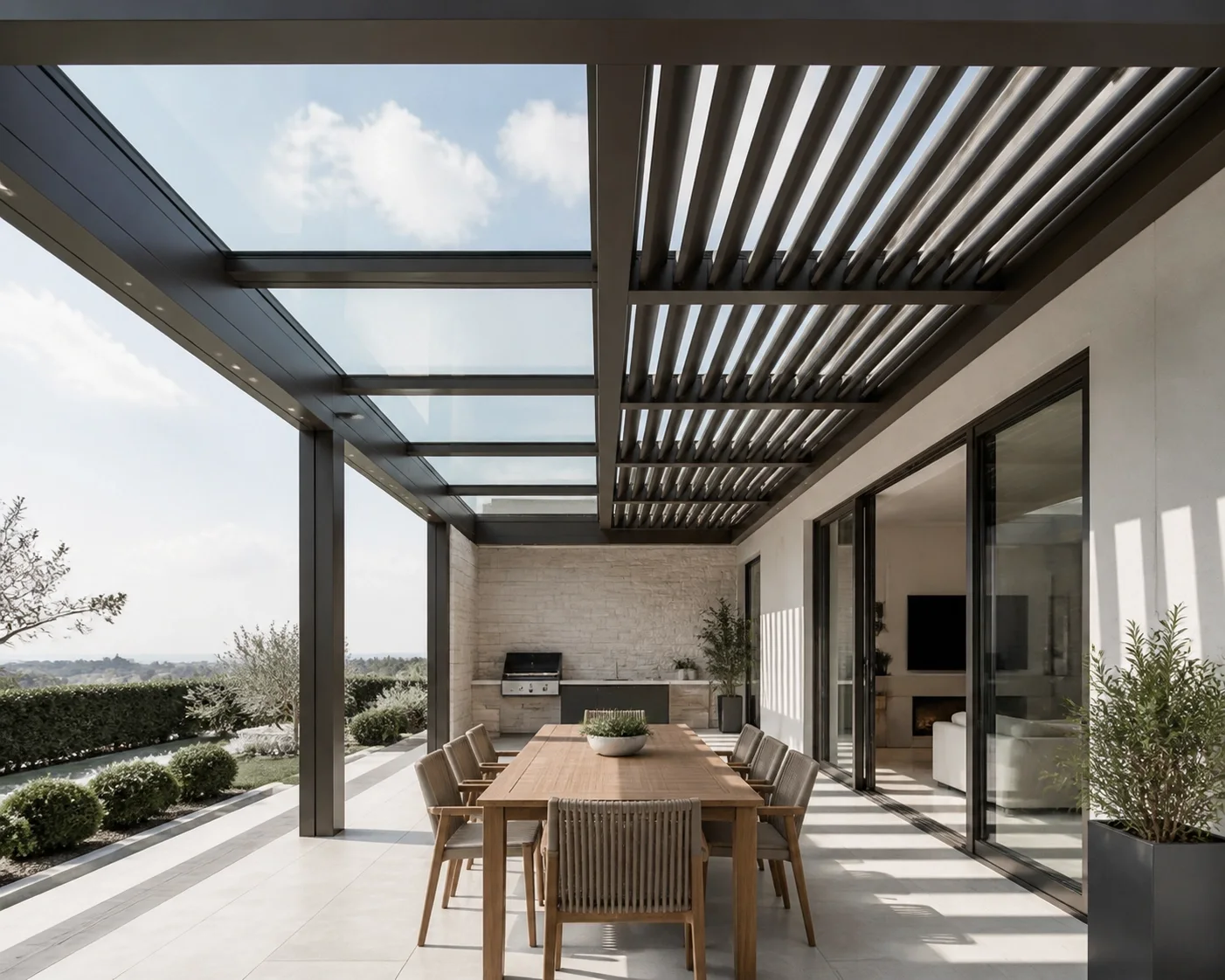 Hybride Terrassenüberdachung Wien mit Glaselementen und verstellbaren Lamellen über einem Essbereich.